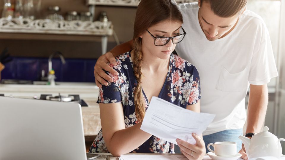 plazo para presentar la declaración de la renta 2025-2026 revisando documentación