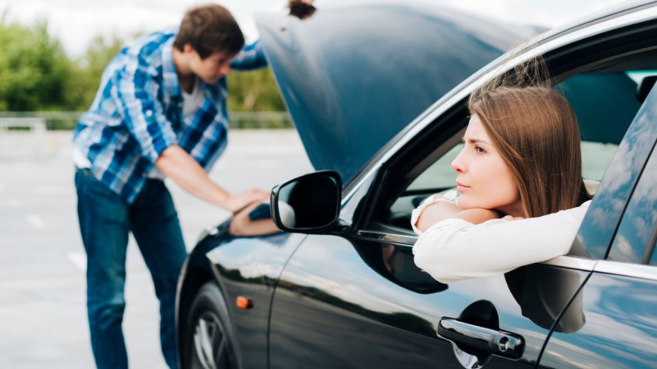 Persona con avería en coche: cuándo el seguro del coche se puede desgravar en la declaración de la renta