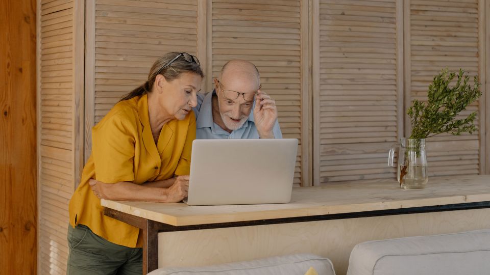 Pareja consultando en un ordenador cuándo ingresan la devolución de la renta.